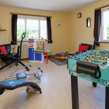 Spacious With Large Garden בית נופש *