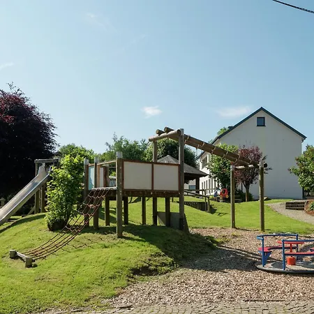 בית נופש Spacious With Large Garden