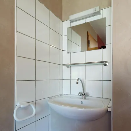 Spacious With Large Garden בית נופש *