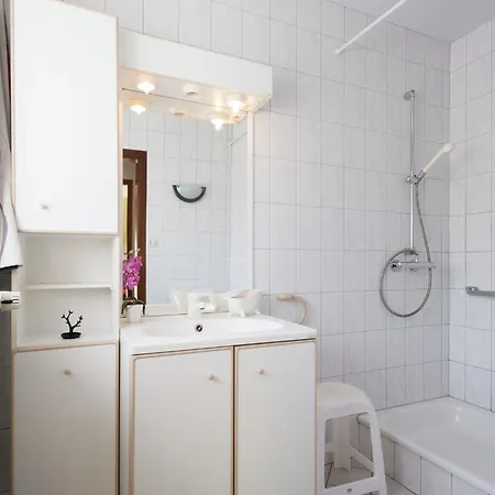 Spacious With Large Garden בית נופש