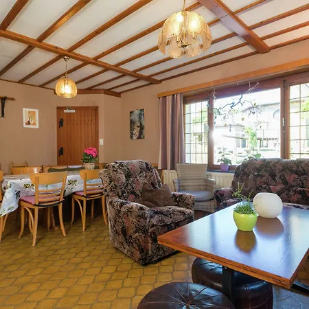 Prázdninový dům Spacious With Large Garden *